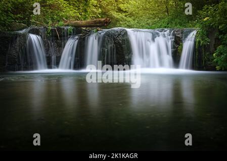 Une belle photo de la cascade Cascate di Monte Gelato avec le reflet sur l'eau en Italie Banque D'Images