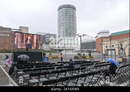 Birmingham New Street Station, Royaume-Uni. 19 septembre 2022 - les cieux se sont ouverts à Birmingham, car quelques royalistes endurcis regardent les funérailles d'État de la Reine sur un grand écran à l'extérieur de la gare de la Nouvelle rue de Birmingham dans la pluie battante. Crédit : Scott cm/Alay Live News Banque D'Images