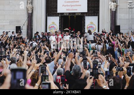 Naples, Italie. 19th septembre 2022. L'évêque Domenico Battaglia présente une ampoule contenant du sang de Saint Januarius (San Gennaro). Saint Januarius, Saint patron de Naples, est célèbre pour le miracle réputé de la liquéfaction annuelle de son sang à son jour de fête sur 19 septembre, sur 16 décembre et le samedi précédant le premier dimanche de mai. Credit: Agence de photo indépendante Srl/Alay Live News Banque D'Images