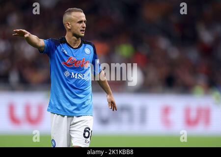 Milan, Italie. 18th septembre 2022. Stanislav Lobotka de SSC Napoli gestes pendant la série Un match entre AC Milan et SSC Napoli au Stadio Giuseppe Meazza sur 18 septembre 2022 à Milan, Italie . Credit: Marco Canoniero / Alamy Live News Banque D'Images