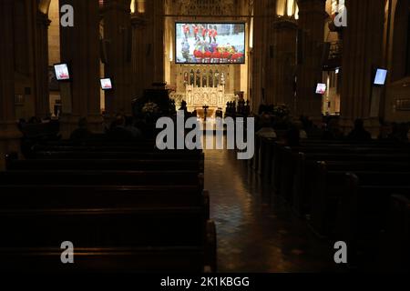 Sydney, Australie. 19th septembre 2022. Environ 30 à 40 personnes ont assisté à la cathédrale St Andrew, sur la rue George, pour regarder la diffusion en direct des funérailles de la Reine sur grand écran. Credit: Richard Milnes/Alamy Live News Banque D'Images