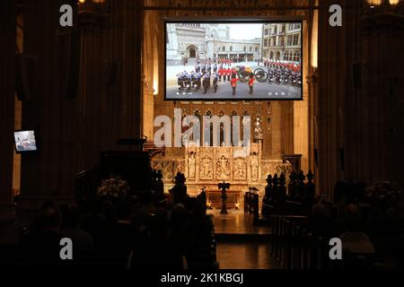 Sydney, Australie. 19th septembre 2022. Environ 30 à 40 personnes ont assisté à la cathédrale St Andrew, sur la rue George, pour regarder la diffusion en direct des funérailles de la Reine sur grand écran. Credit: Richard Milnes/Alamy Live News Banque D'Images