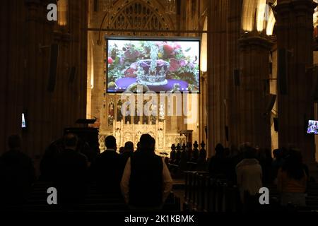 Sydney, Australie. 19th septembre 2022. Environ 30 à 40 personnes ont assisté à la cathédrale St Andrew, sur la rue George, pour regarder la diffusion en direct des funérailles de la Reine sur grand écran. Credit: Richard Milnes/Alamy Live News Banque D'Images