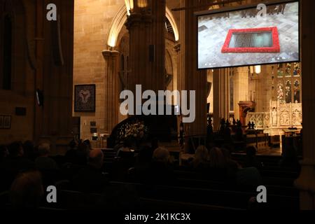 Sydney, Australie. 19th septembre 2022. Environ 30 à 40 personnes ont assisté à la cathédrale St Andrew, sur la rue George, pour regarder la diffusion en direct des funérailles de la Reine sur grand écran. Credit: Richard Milnes/Alamy Live News Banque D'Images