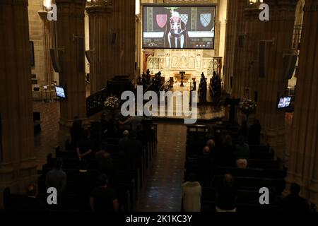 Sydney, Australie. 19th septembre 2022. Environ 30 à 40 personnes ont assisté à la cathédrale St Andrew, sur la rue George, pour regarder la diffusion en direct des funérailles de la Reine sur grand écran. Credit: Richard Milnes/Alamy Live News Banque D'Images