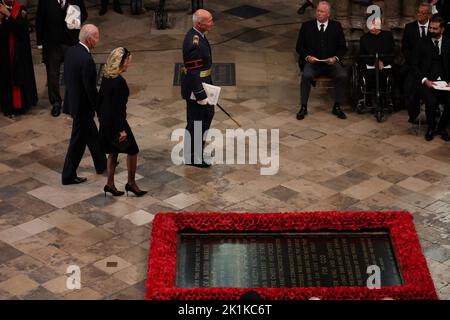 Le président des États-Unis, Joe Biden et la première dame Jill Biden arrivent au funérailles d'État de la reine Elizabeth II, qui s'est tenu à l'abbaye de Westminster, à Londres. Date de la photo: Lundi 19 septembre 2022. Banque D'Images