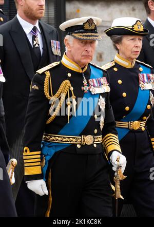 Londres, Royaume-Uni. 19th septembre 2022. 19 septembre 2022. Londres, Royaume-Uni. Le roi Charles III marche derrière le cercueil de QueenÕs à son funérailles d'État. Après un service à l'abbaye de Westminster, la Reine sera emmenée à la chapelle Saint-GeorgesÕ, à Windsor, pour un service privé et un enterrement. Crédit: Doug Peters/EMPICS/Alamy Live News crédit: Doug Peters/Alamy Live News Banque D'Images