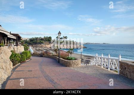 Promenade vide reliant les stations touristiques à la côte et les plages situées sur la partie sud-ouest de l'île, Playa del Duque, Tenerife Banque D'Images
