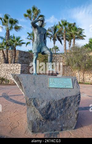 Javier Perez Ramos Monument, statue de bronze situé sur la promenade le long de Playa del Duque pour honorer la personne qui a sauvé un homme noyant, Ténérife Banque D'Images