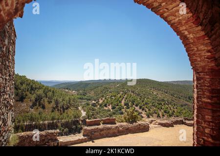 Vue sur les montagnes depuis la mosquée de Mezquita de Almonaster la Real, Huelva, Andalousie, Espagne Banque D'Images