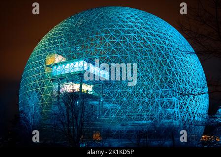 Musée de l'environnement de la biosphère à Montréal avec une couleur bleue la nuit Banque D'Images