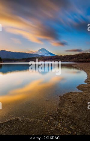 Mont Fuji vue sur le lac Saiko et la forêt d'Aokigahara Jukai, le parc national Fuji-Hakone-Izu, Fujikawaguchiko, Yamanashi, Honshu, Japon Banque D'Images