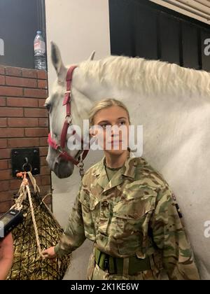 Trooper Tilly Bishop, un trompettiste du régiment des gardes de vie, à Hyde Park Barracks, Londres, qui sera dans le cortège funéraire de la reine Elizabeth II avec son cheval Platinum. Date de la photo: Lundi 19 septembre 2022. Banque D'Images