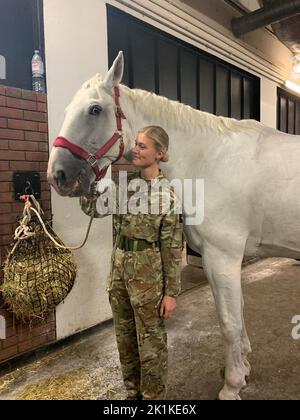 Trooper Tilly Bishop, un trompettiste du régiment des gardes de vie, à Hyde Park Barracks, Londres, qui sera dans le cortège funéraire de la reine Elizabeth II avec son cheval Platinum. Date de la photo: Lundi 19 septembre 2022. Banque D'Images