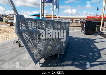 Banc de bouteilles inhabituel sur la promenade de Great Yarmouth en forme de navire appelé HMS Elephant Banque D'Images