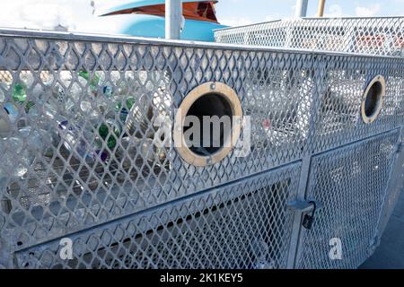 Banc de bouteilles inhabituel sur la promenade de Great Yarmouth en forme de navire appelé HMS Elephant Banque D'Images