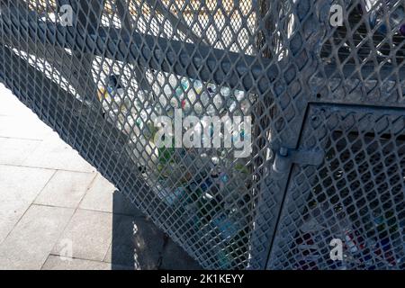 Banc de bouteilles inhabituel sur la promenade de Great Yarmouth en forme de navire appelé HMS Elephant Banque D'Images