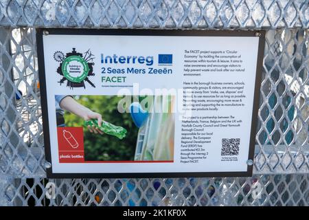 Banc de bouteilles inhabituel sur la promenade de Great Yarmouth en forme de navire appelé HMS Elephant Banque D'Images