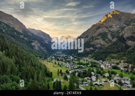 Vue aérienne de Gressoney-Saint-Jean depuis le château de Savoie au coucher du soleil, vallée d'Aoste, Italie Banque D'Images