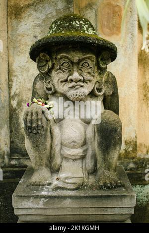 Statue de garde traditionnelle dans la rue sculptée en pierre à Bali, Indonésie. Banque D'Images