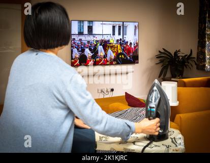 Billingshurst, Royaume-Uni. 19th septembre 2022. Une femme repart en train de regarder une émission en direct dans son domicile des funérailles d'État de la reine Elizabeth II à Billingshurst, West Sussex, Royaume-Uni. 19 septembre 2022. Les gens du Royaume-Uni et du monde entier se sont mis à l'écoute pour assister aux funérailles officielles de la reine qui est décédée après 70 ans sur le trône. Credit: Andy Soloman/Alay Live News Banque D'Images