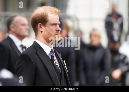 Le duc de Sussex suit le cercueil de la reine Elizabeth II, drapé dans l'étalon royal avec la couronne de l'État impérial et l'orbe et le sceptre du souverain, car il quitte l'abbaye de Westminster après le funéraire de l'État de la reine Elizabeth II à l'abbaye de Westminster, à Londres. Date de la photo: Lundi 19 septembre 2022. Banque D'Images