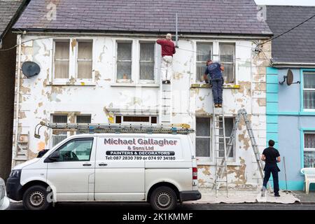 Des peintres et des décorateurs locaux travaillent dans une maison à Ardara, dans le comté de Donegal, en Irlande Banque D'Images