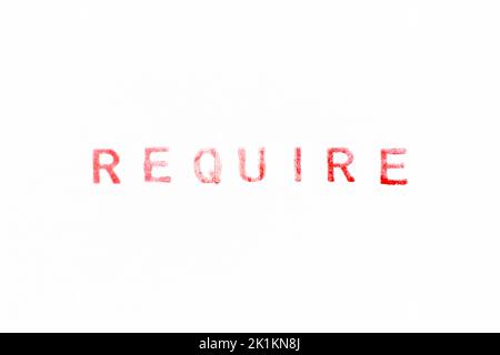 Tampon d'encre rouge en caoutchouc dans le mot exige sur fond de papier blanc Banque D'Images