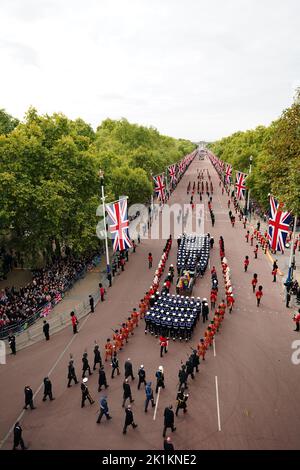 Le chariot porte le cercueil de la reine Élisabeth II, drapé dans le Standard royal avec la Couronne de l'État impérial et l'orbe et le sceptre du souverain, dans la procession de cérémonie suivant son funérailles d'État à l'abbaye de Westminster, à Londres. Date de la photo: Lundi 19 septembre 2022. Banque D'Images