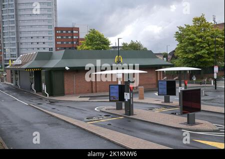 Bristol Road, Birmingham - 19 septembre 2022 - McDonald's sur Bristol Road à Birmingham est fermé et vide de clients pendant les funérailles d'état de la Reine. Crédit : Scott cm/Alay Live News Banque D'Images