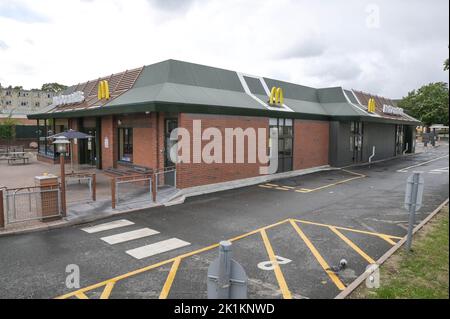 Bristol Road, Birmingham - 19 septembre 2022 - McDonald's sur Bristol Road à Birmingham est fermé et vide de clients pendant les funérailles d'état de la Reine. Crédit : Scott cm/Alay Live News Banque D'Images