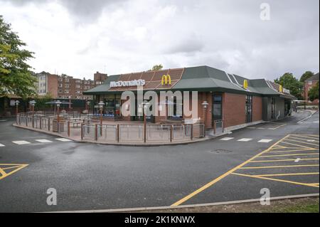 Bristol Road, Birmingham - 19 septembre 2022 - McDonald's sur Bristol Road à Birmingham est fermé et vide de clients pendant les funérailles d'état de la Reine. Crédit : Scott cm/Alay Live News Banque D'Images