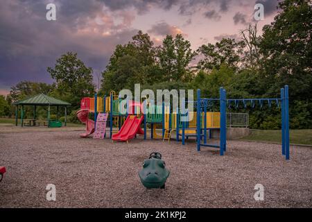 Un paysage d'un terrain de jeu coloré dans un parc sous un ciel magnifique Banque D'Images
