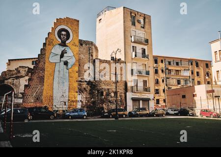 Une peinture religieuse sur un mur dans un quartier peuplé de Palerme, Italie Banque D'Images
