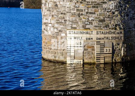 Jauge de niveau pour le volume de stockage et la hauteur de stockage sur le mur du barrage au réservoir Möhnetalsperre Banque D'Images