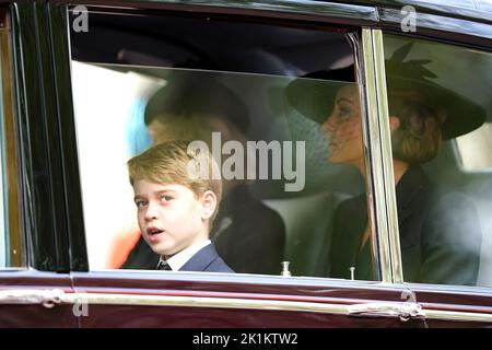 Le Prince George (à gauche), la princesse de Galles (à droite) et la reine Consort (derrière) suivent le chariot d'armes de l'État portant le cercueil de la reine Elizabeth II, drapé dans le Standard royal avec la Couronne de l'État impérial et l'orbe et le sceptre du souverain, Dans le défilé de cérémonie suivant son funérailles d'État à l'abbaye de Westminster, Londres. Date de la photo: Lundi 19 septembre 2022. Banque D'Images