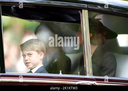 Le Prince George (à gauche), la princesse de Galles (à droite) et la reine Consort (derrière) suivent le chariot d'armes de l'État portant le cercueil de la reine Elizabeth II, drapé dans le Standard royal avec la Couronne de l'État impérial et l'orbe et le sceptre du souverain, Dans le défilé de cérémonie suivant son funérailles d'État à l'abbaye de Westminster, Londres. Date de la photo: Lundi 19 septembre 2022. Banque D'Images