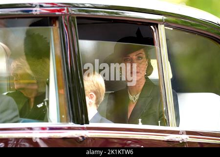 La princesse de Galles (à droite), Prince George (au centre) la reine Consort suit le chariot d'armes d'État portant le cercueil de la reine Elizabeth II, drapé dans le Standard royal avec la Couronne d'État impériale et l'orbe et le sceptre du souverain, dans la procession cérémoniale suivant son funérailles d'État à l'abbaye de Westminster, Londres. Date de la photo: Lundi 19 septembre 2022. Banque D'Images