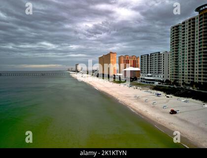 Une photo aérienne des bâtiments à côté de la plage de Panama City Banque D'Images