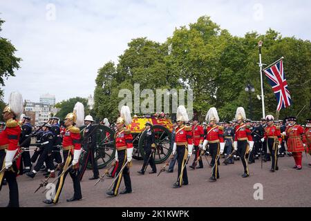 Le chariot porte le cercueil de la reine Élisabeth II, drapé dans le Standard royal avec la Couronne de l'État impérial et l'orbe et le sceptre du souverain, dans la procession de cérémonie suivant son funérailles d'État à l'abbaye de Westminster, à Londres. Date de la photo: Lundi 19 septembre 2022. Banque D'Images