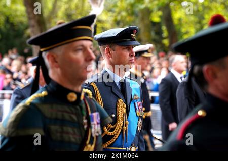 Le prince de Galles suit le chariot d'armes d'État transportant le cercueil de la reine Elizabeth II lors du défilé de cérémonie après son funérailles d'État à l'abbaye de Westminster, à Londres. Date de la photo: Lundi 19 septembre 2022. Banque D'Images