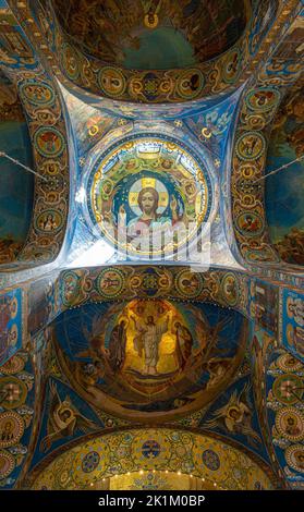 Saint-Pétersbourg, Russie - 26 juin 2022 : peinture sur le plafond de la célèbre Église du Sauveur sur le sang renversé. Portrait de Saint Jésus en plein air Banque D'Images
