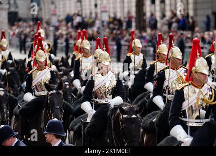 Les membres de la cavalerie de la maison suivent le chariot d'armes d'État transportant le cercueil de la reine Elizabeth II lors du défilé de cérémonie suivant son funérailles d'État à l'abbaye de Westminster, à Londres. Date de la photo: Lundi 19 septembre 2022. Banque D'Images