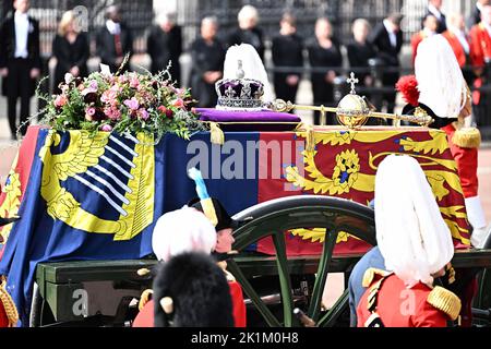 Londres, Royaume-Uni. 19th septembre 2022. Le cercueil de la reine Elizabeth II, drapé dans le Royal Standard arrivant au Palais de Buckingham après le funérailles d'État de la reine Elizabeth II à l'abbaye de Westminster, Londres. Photo de David Niviere/ABACAPRESS.COM crédit: Abaca Press/Alay Live News Banque D'Images