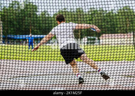 un athlète masculin tente de lancer des discus Banque D'Images