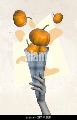 Montage photo vertical créatif illustration de la main tenir le papier roulé contrôlé rassembler les citrouilles de récolte isolées sur fond de couleur pastel Banque D'Images