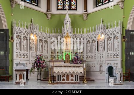 Église catholique St Alphonse haute autel et reredos à dos pinnacré - Calton, Glasgow, Écosse, Royaume-Uni Banque D'Images