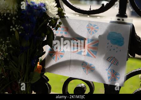 Édimbourg, Écosse, le 19 septembre 2022. Fleurs, lettres et cadeaux déposés par le public comme marque de respect pour sa Majesté la reine Elizabeth II, décédée le 8th septembre, dans les jardins du palais de Holyroodhouse, à Édimbourg, Écosse, le 19 septembre 2022. Crédit photo : Jeremy Sutton-Hibbert/Alay Live News. Banque D'Images