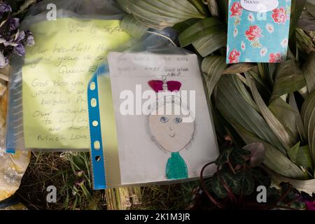 Édimbourg, Écosse, le 19 septembre 2022. Fleurs, lettres et cadeaux déposés par le public comme marque de respect pour sa Majesté la reine Elizabeth II, décédée le 8th septembre, dans les jardins du palais de Holyroodhouse, à Édimbourg, Écosse, le 19 septembre 2022. Crédit photo : Jeremy Sutton-Hibbert/Alay Live News. Banque D'Images