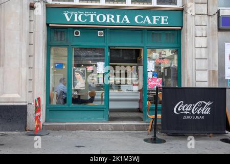 Londres, Royaume-Uni. 19 septembre 2022. Un café à la gare de Victoria avant les funérailles d'État de la reine Elizabeth II Le 8 septembre 2022, Elizabeth II, reine du Royaume-Uni et des autres royaumes du Commonwealth, meurt à l'âge de 96 ans au château de Balmoral en Écosse. Le plus ancien monarque britannique vivant le plus longtemps en place. Credit: SMP News / Alamy Live News Banque D'Images